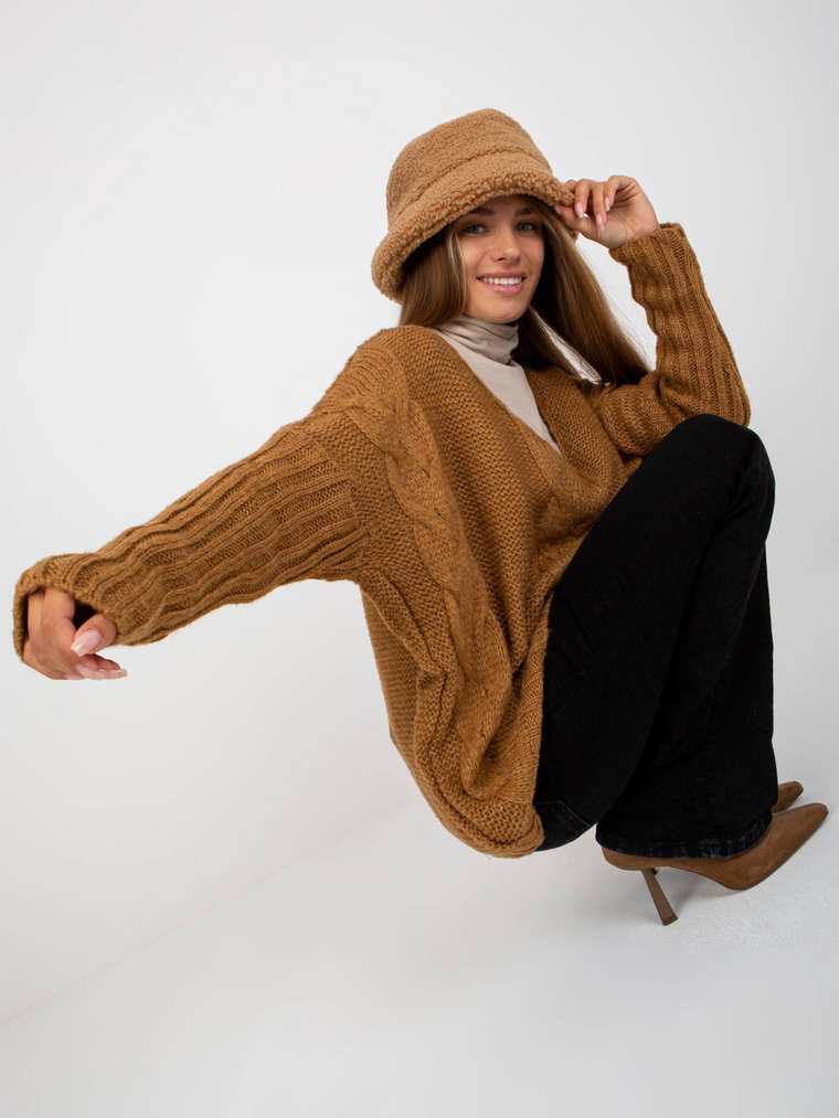 Sweter z warkoczami camelowy casual dekolt w kształcie V rękaw długi