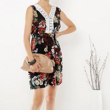 Czarna damska krótka sukienka w fioletowe kwiaty - Odzież
