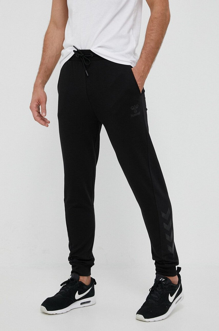 Hummel spodnie dresowe hmlISAM 2.0 REGULAR PANTS kolor czarny z nadrukiem 214336