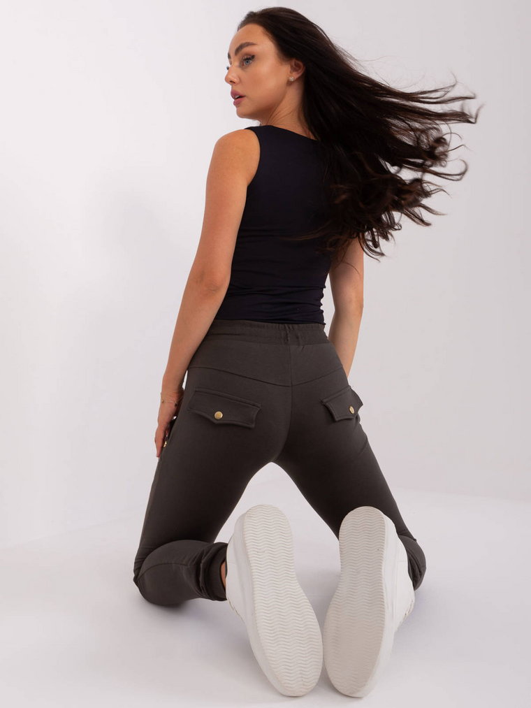 Spodnie dresowe ciemny khaki casual nogawka ze ściągaczem guziki dżety print (nadruk) wiązanie