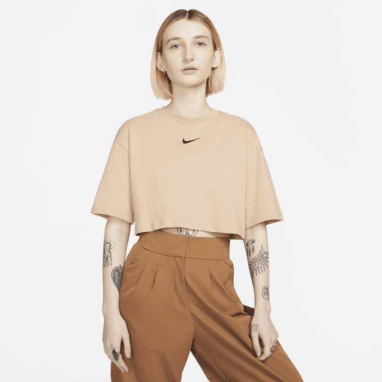 T-shirt damski o krótkim kroju Nike Sportswear - Biel