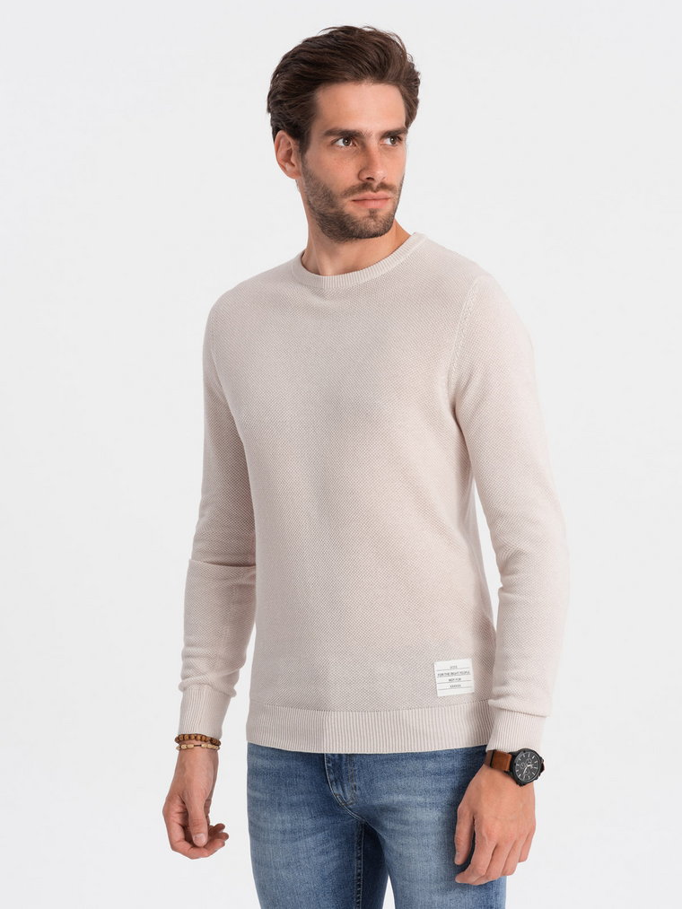 Sweter męski z teksturą i półokrągłym dekoltem - beżowy V6 OM-SWSW-0104
