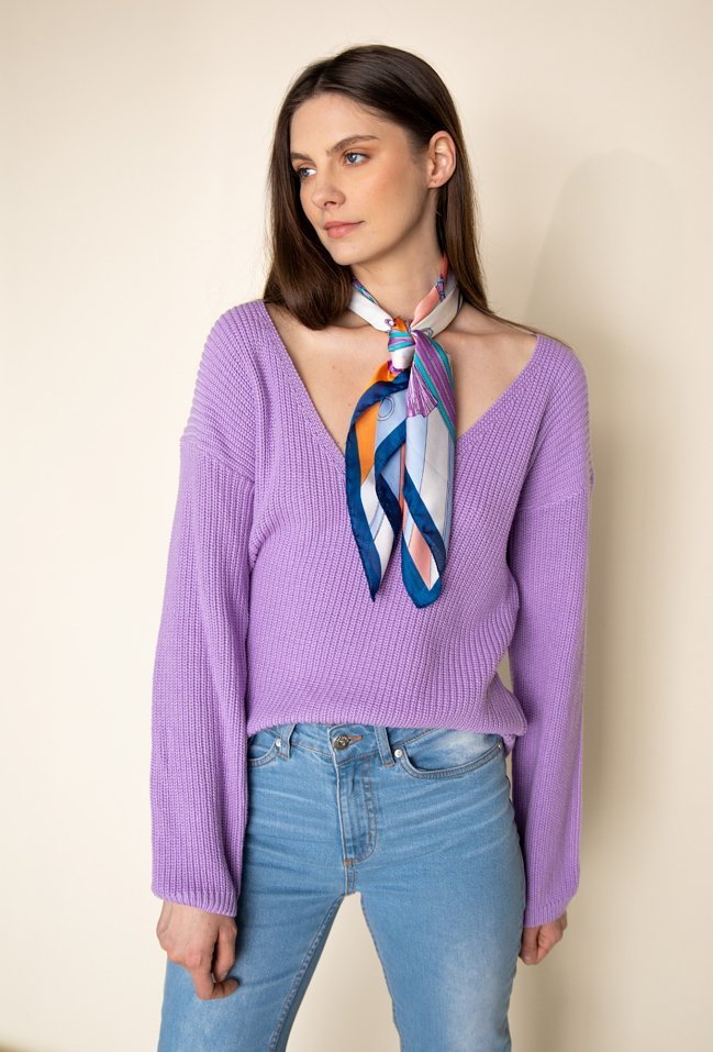 Fioletowy sweter z głębokim dekoltem