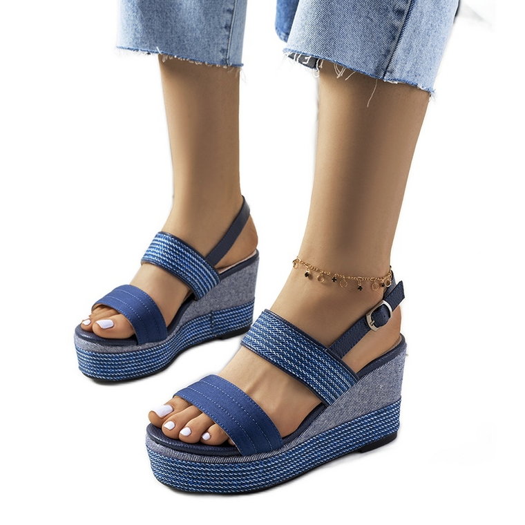 Granatowe sandały na koturnie Rocha niebieskie