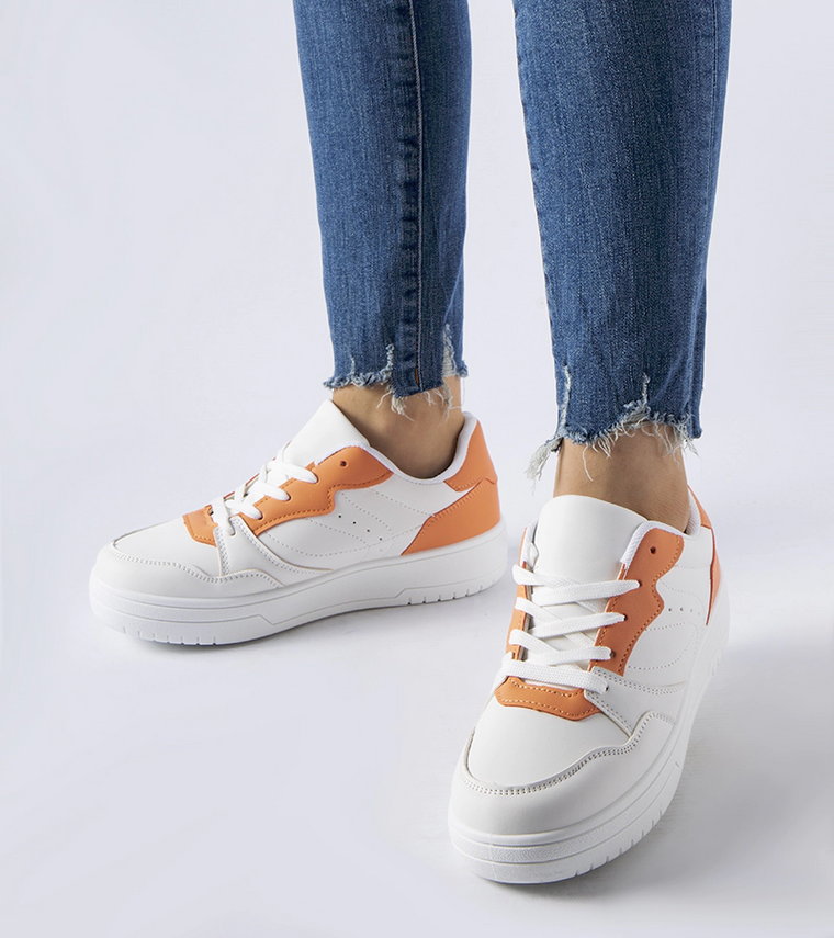 Białe buty z pomarańczowym akcentem Fournie