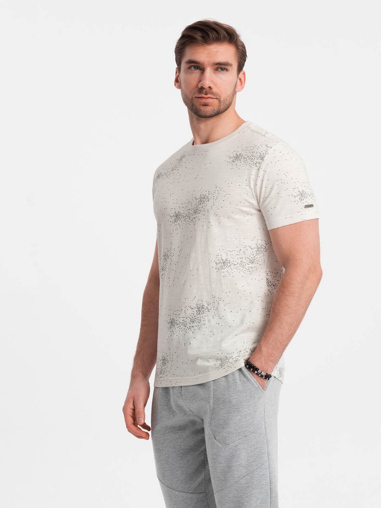 T-shirt męski fullprint z rozrzuconymi literami - jasnobeżowy V1 OM-TSFP-0179
