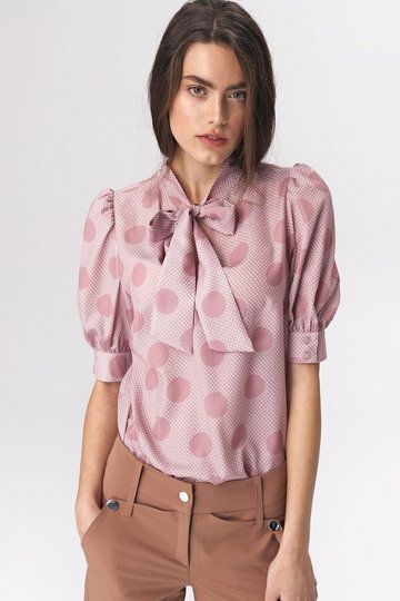 Różowa bluzka z wiązaniem na dekolcie w grochy