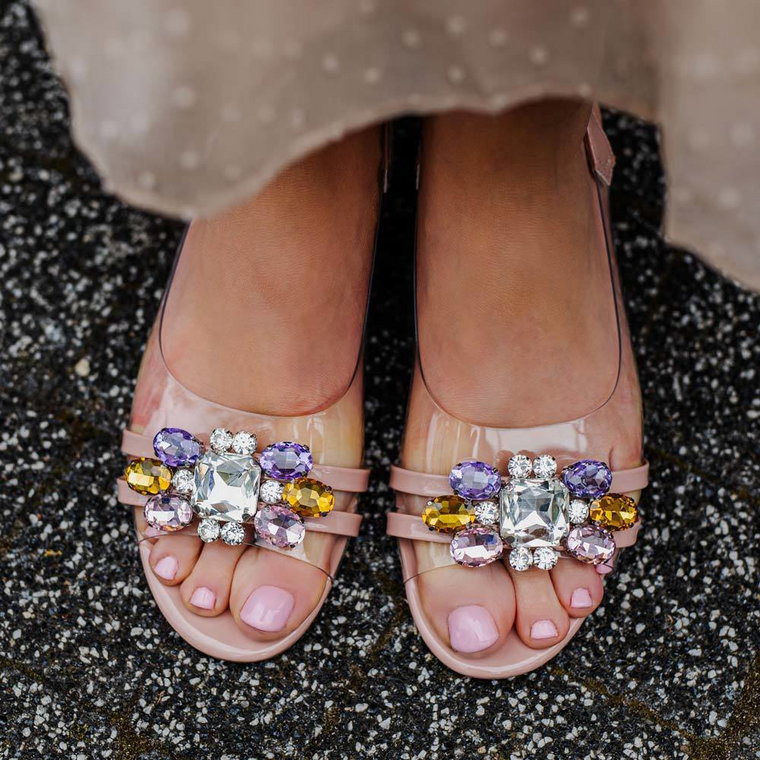 Beżowe silikonowe sandały damskie na obcasie z kryształami, transparen