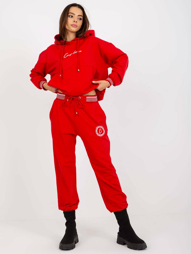 Komplet dresowy czerwony casual bluza i spodnie kaptur rękaw długi nogawka ze ściągaczem długość długa print (nadruk) dżety