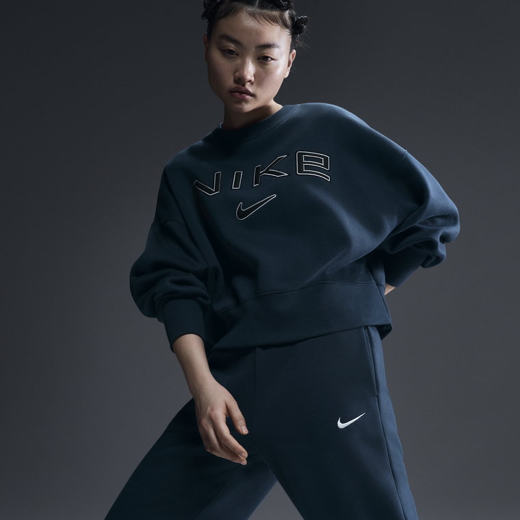 Damska bluza dresowa o dodatkowo powiększonym kroju z półokrągłym dekoltem i logo Nike Sportswear Phoenix Fleece - Brązowy