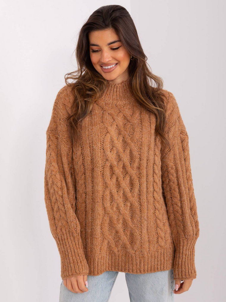 Sweter z warkoczami camelowy casual dekolt półgolf