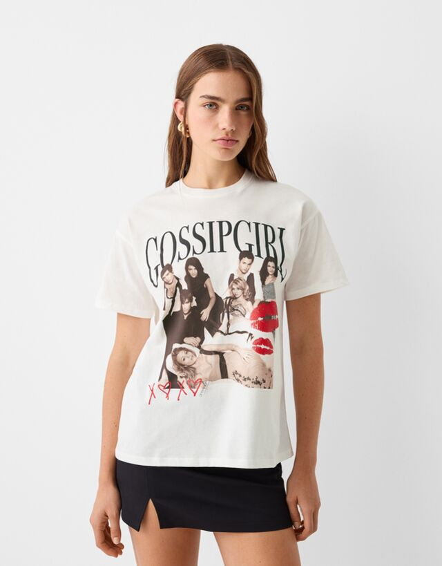 Bershka Koszulka Z Krótkim Rękawem I Nadrukiem Z "Gossip Girl" Kobieta Xs Kremowy