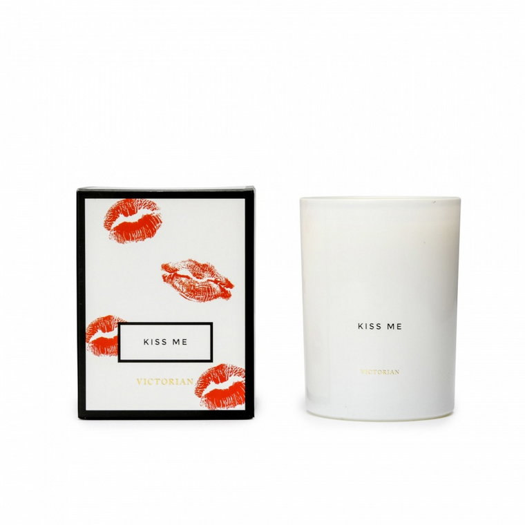 świeca zapachowa Kiss Me: egzotyczne przyprawy i brzoskwinia, do 45 godzin, śred. 8 x 10,5 cm kod: VI-5392409702