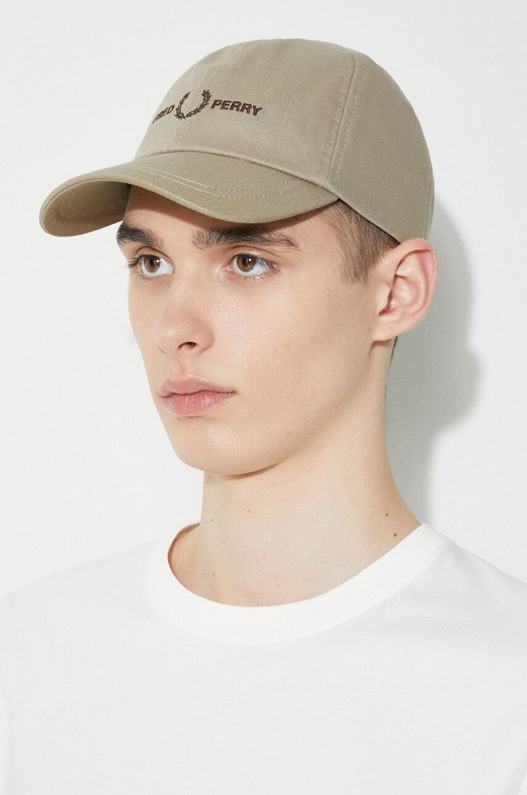 Fred Perry czapka z daszkiem bawełniana Graphic Branded Twill Cap kolor zielony z aplikacją HW4630.U54