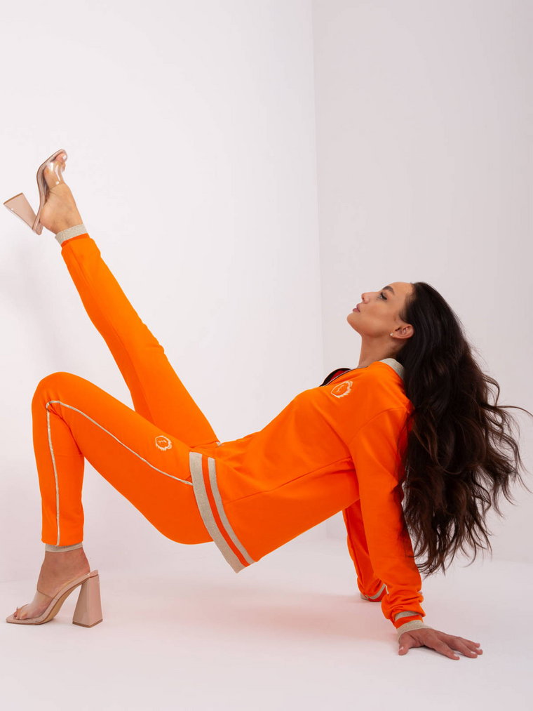Komplet dresowy pomarańczowy casual sportowy bluza i spodnie dekolt stójka rękaw długi nogawka ze ściągaczem długość długa naszywki