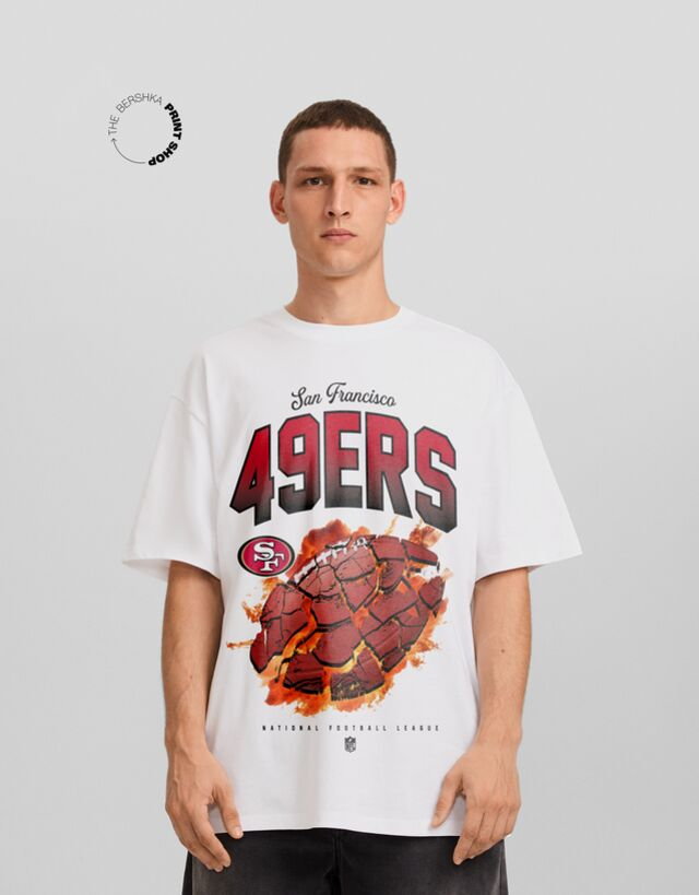 Bershka Koszulka O Pudełkowym Kroju Z Krótkim Rękawem I Nadrukiem Nfl San Francisco 49ers Mężczyzna Xs Biały