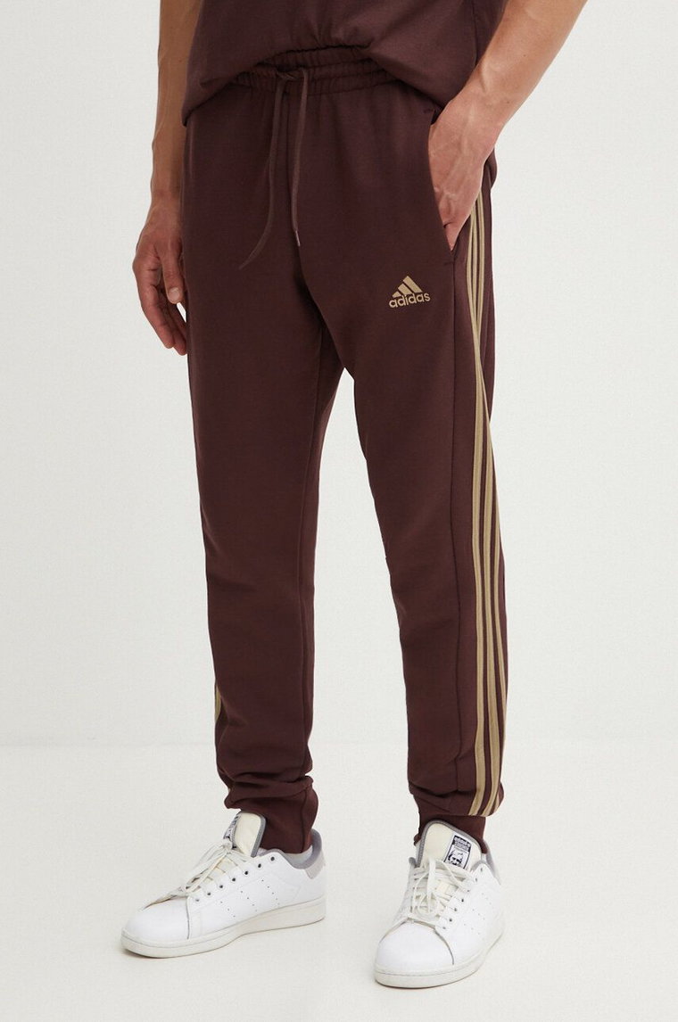 adidas spodnie dresowe bawełniane Essentials kolor brązowy z aplikacją IW7681