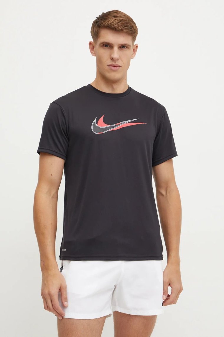 Nike t-shirt sportowy Stacked Swoosh kolor czarny z nadrukiem NESSE512