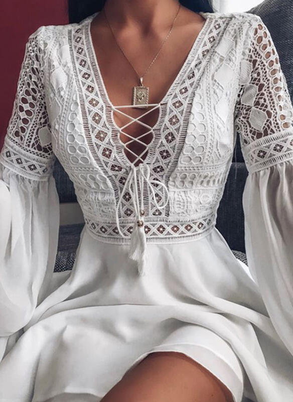 Sukienka mini ze sznurowaną ażurową górą i szerokimi rękawami