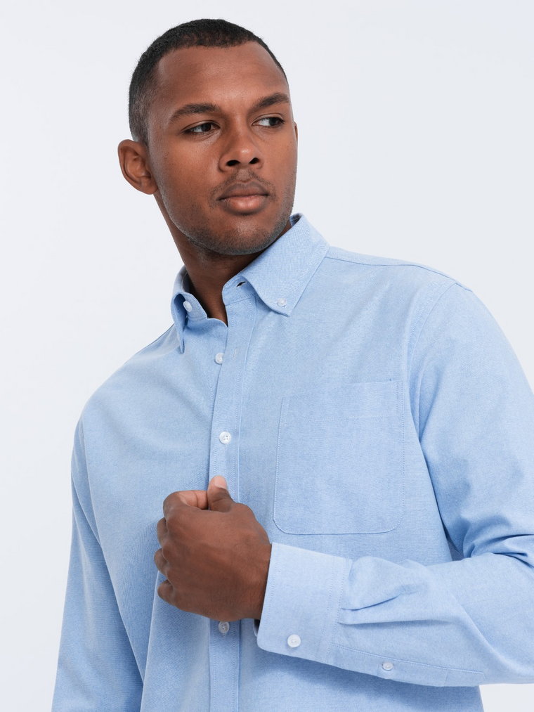 Bawełniana koszula męska typu Oxford z kieszonką REGULAR  niebieska V4 OM-SHOS-0108