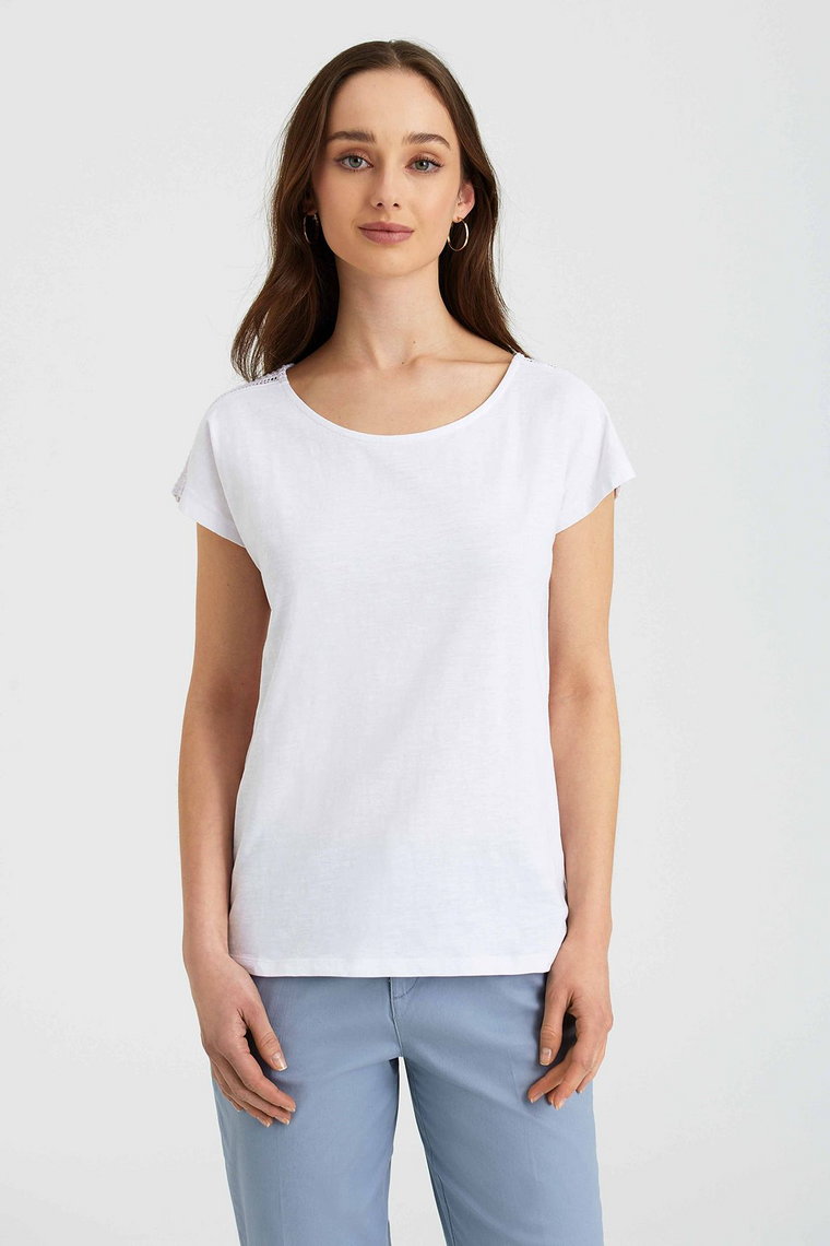 T-shirt damski ze zdobieniami na rękawach biały