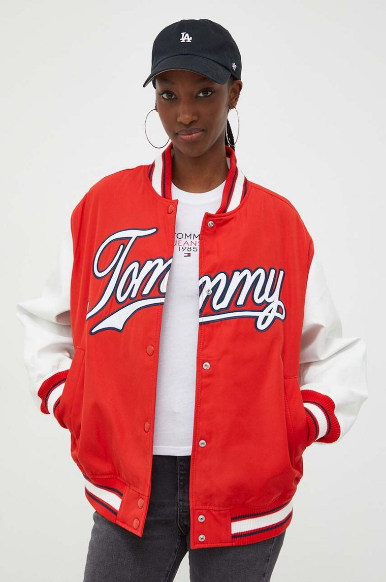 Tommy Jeans kurtka bomber damski kolor czerwony przejściowa