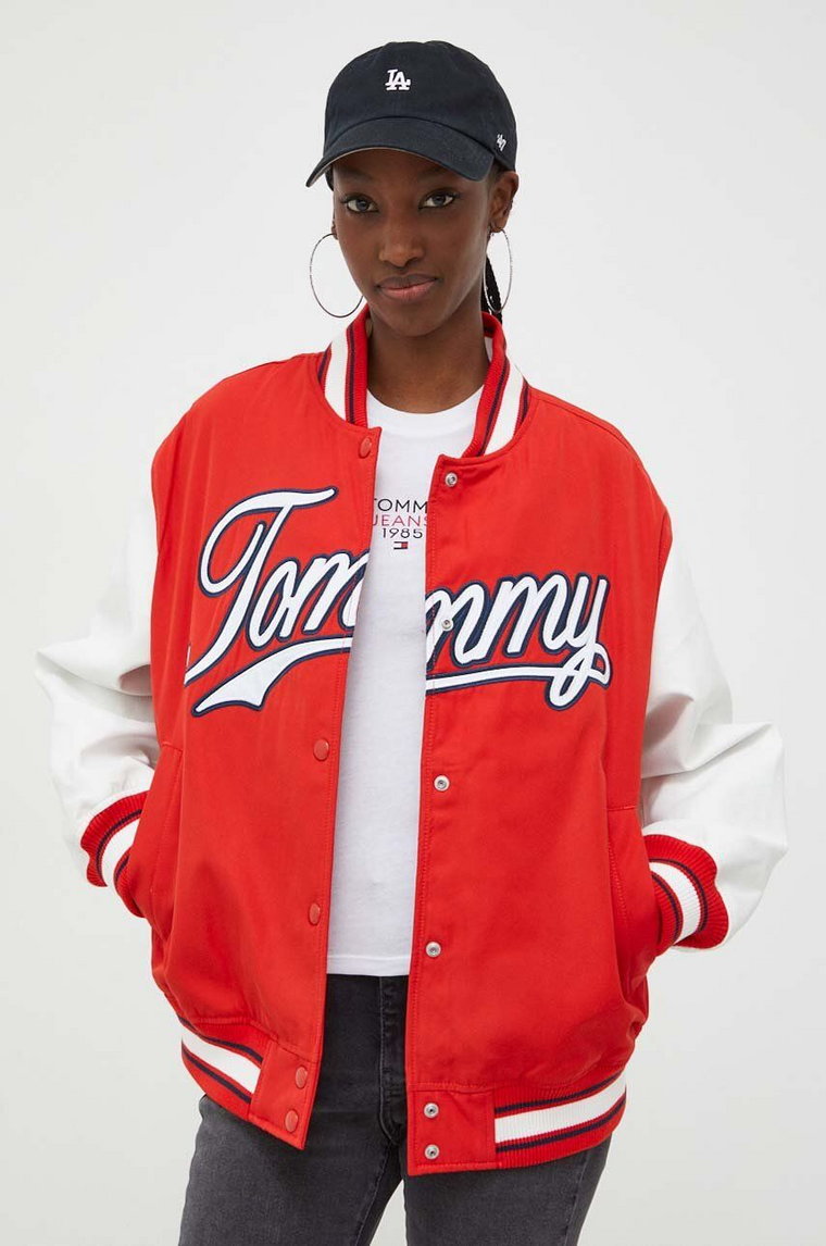 Tommy Jeans kurtka bomber damski kolor czerwony przejściowa DW0DW17233