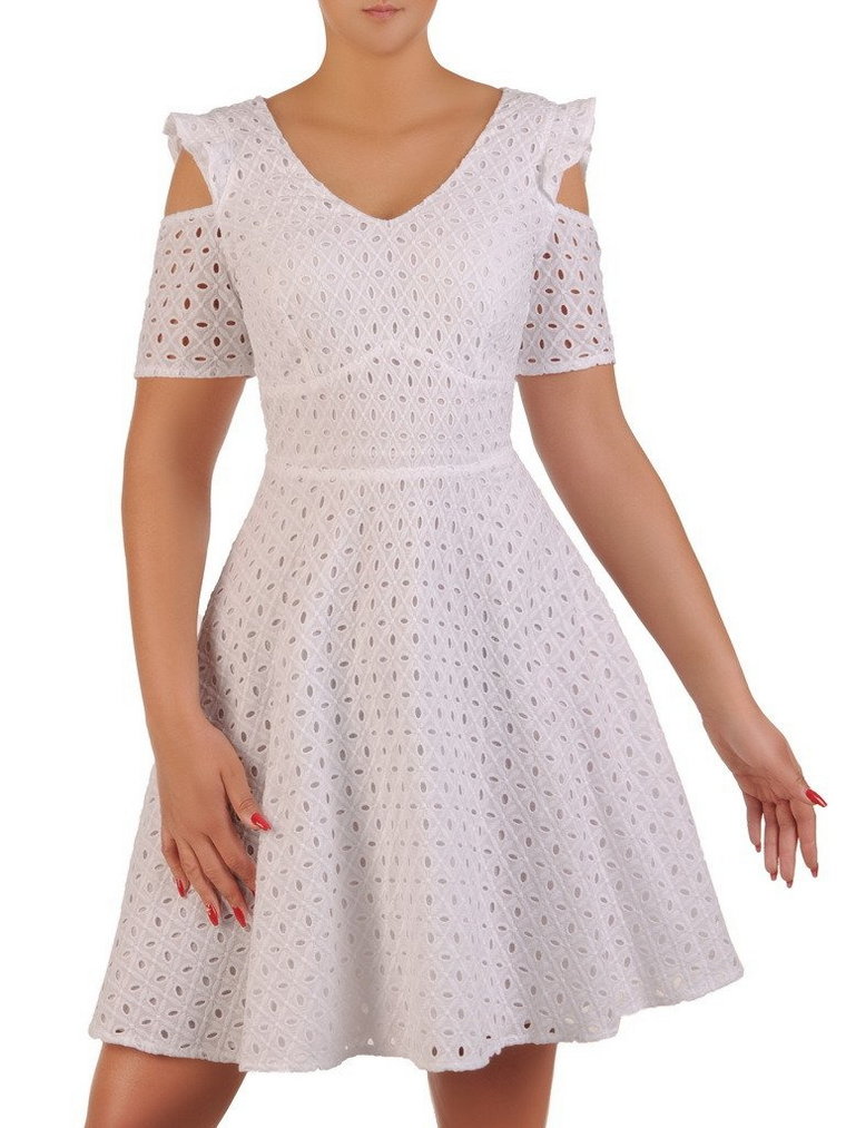 Rozkloszowana sukienka z ażurowej koronki, biała kreacja odsłaniająca ramiona 21191