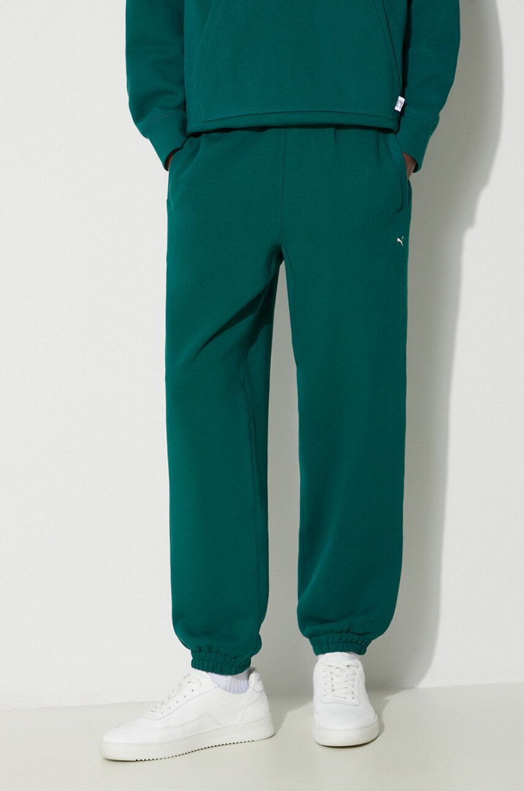 Puma spodnie dresowe bawełniane MMQ Sweatpants kolor zielony gładkie 624007