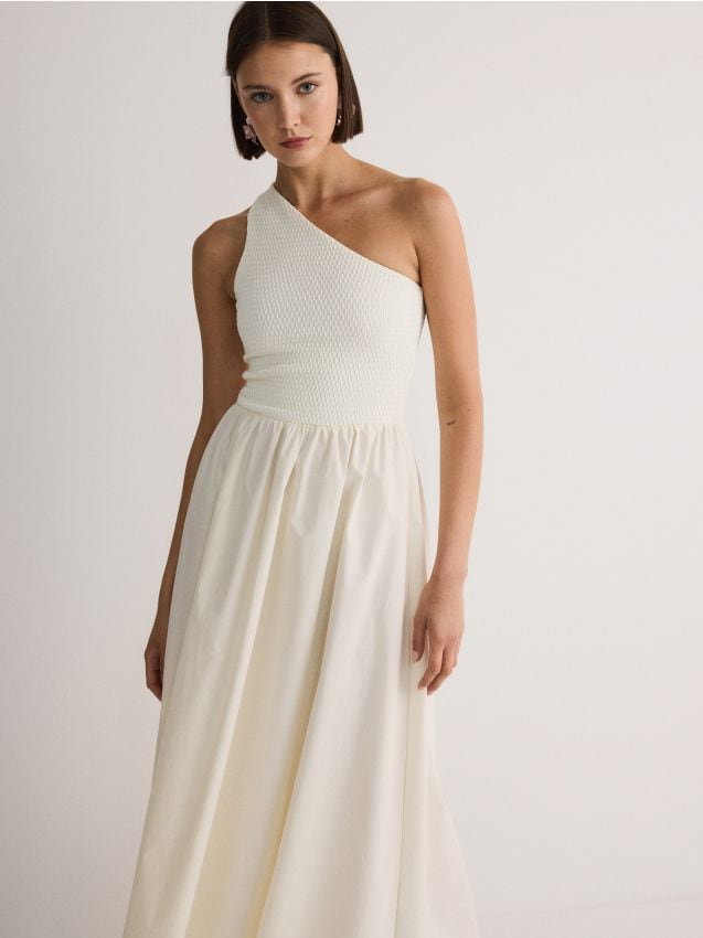 Reserved - Sukienka na jedno ramię - złamana biel