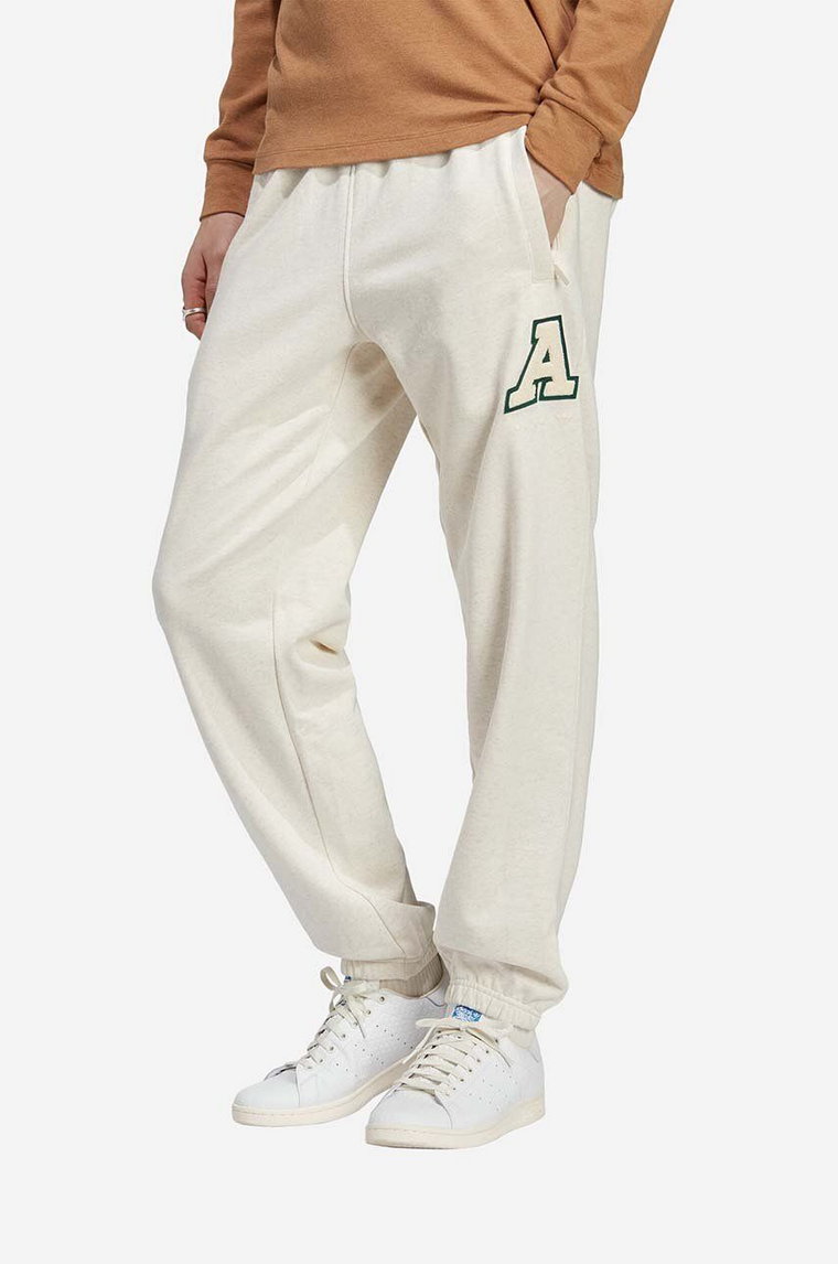 adidas Originals spodnie dresowe bawełniane Metro Sweatpant kolor beżowy z aplikacją IC8397-KREMOWY