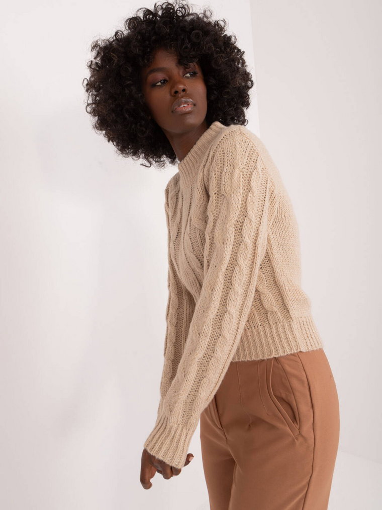 Sweter z warkoczami beżowy casual dekolt półgolf rękaw długi długość krótka