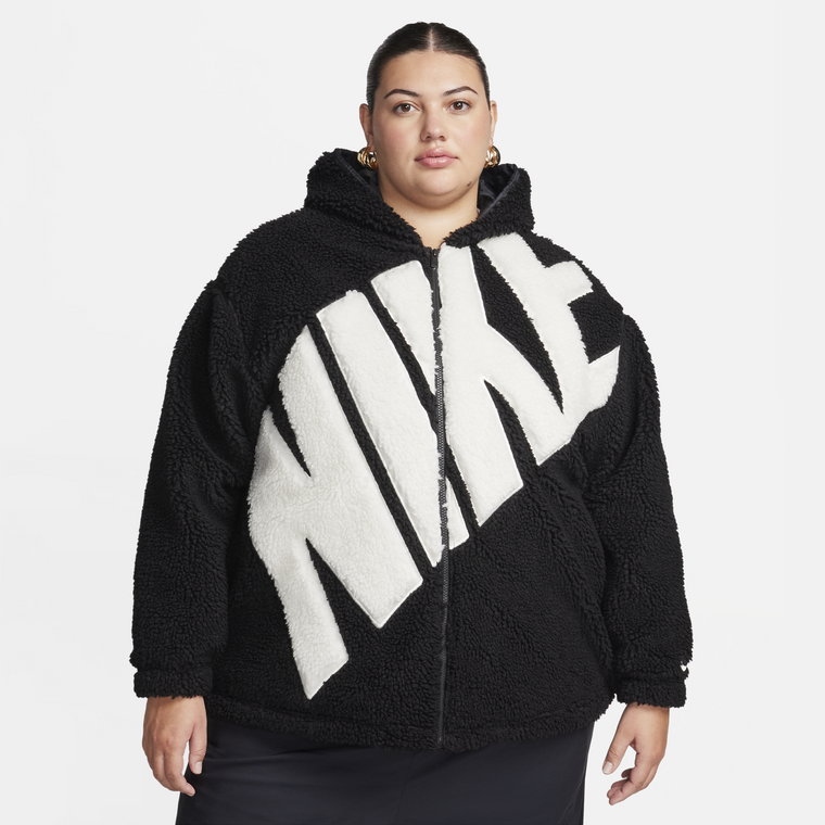Damska kurtka z puszystej dzianiny z logo Nike Sportswear (duże rozmiary) - Czerń