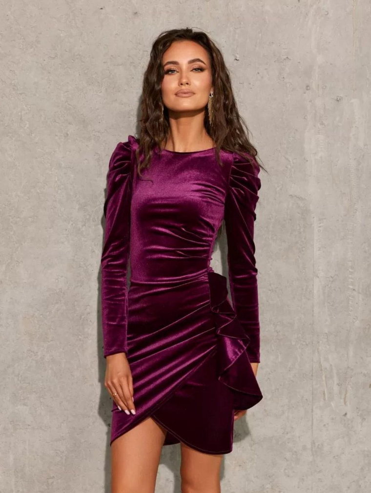 Sukienka Feel purpura dopasowana welurowa z falbaną biskupi