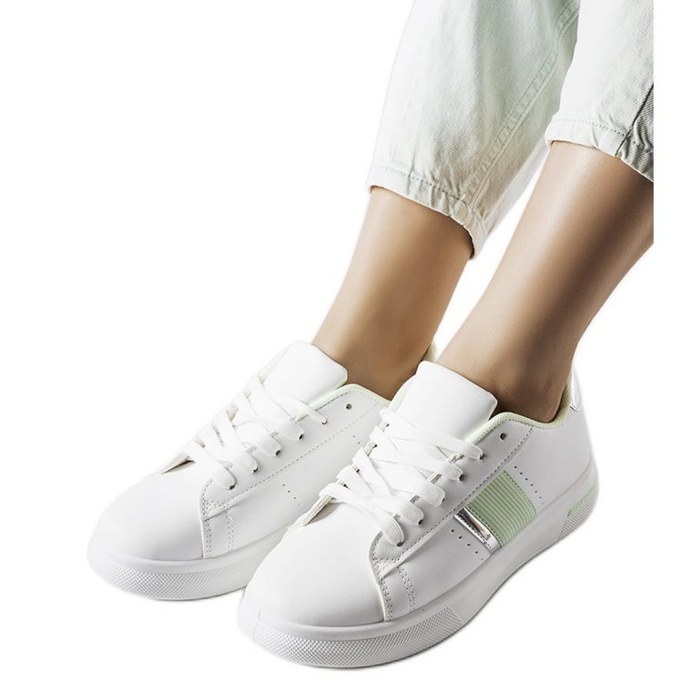 Białe sportowe buty z miętowymi dodatkami Marei