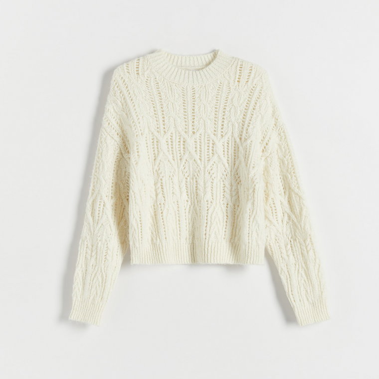 Reserved - Sweter z ozdobnym splotem - kremowy