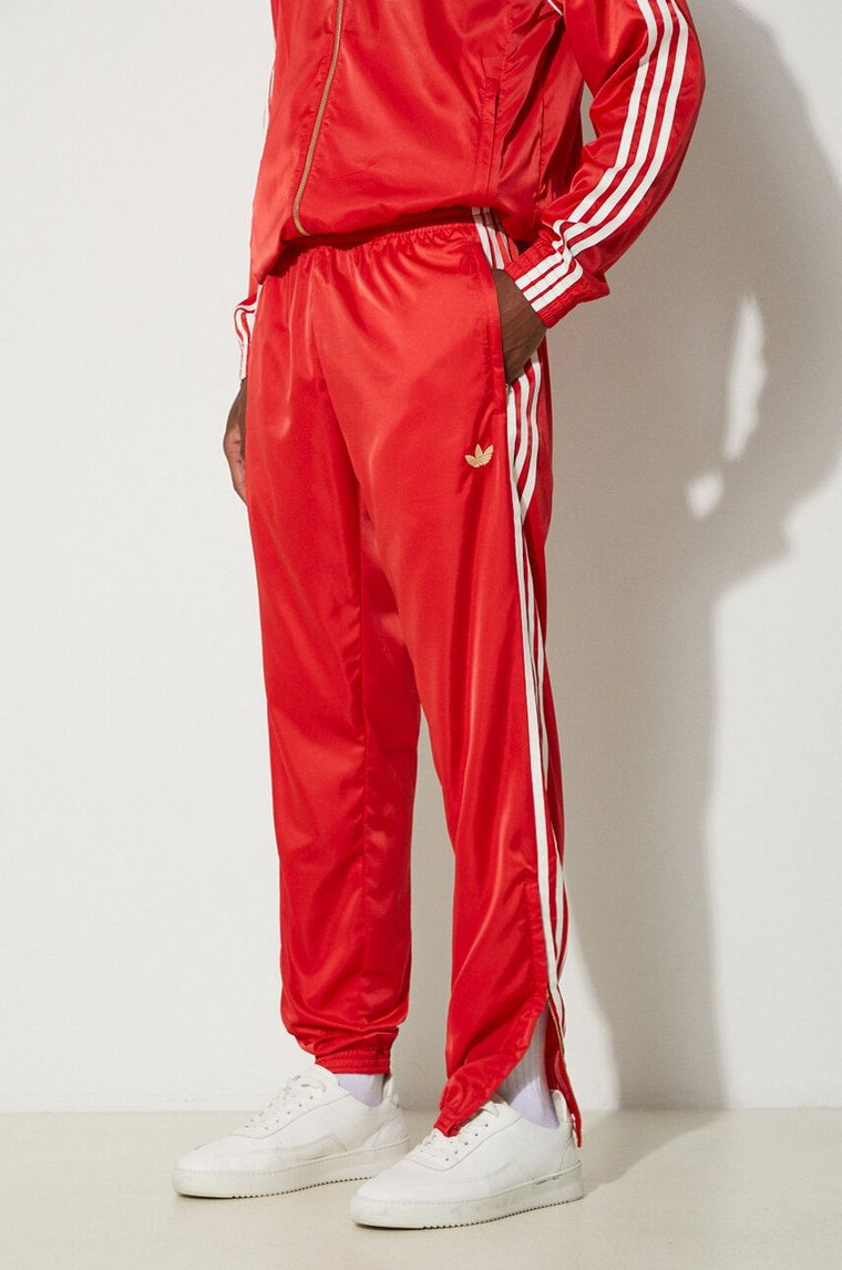 adidas Originals spodnie dresowe Premium Track Pant kolor czerwony z aplikacją IZ3189