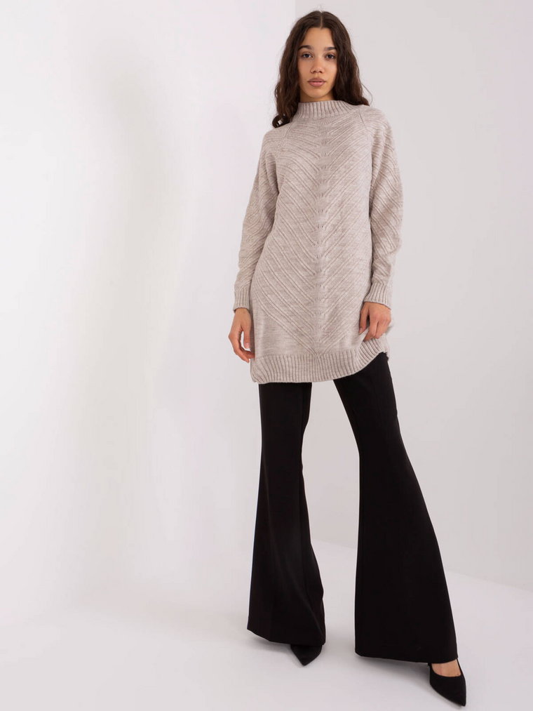 Sweter oversize jasny beżowy casual dekolt półgolf rękaw długi długość długa