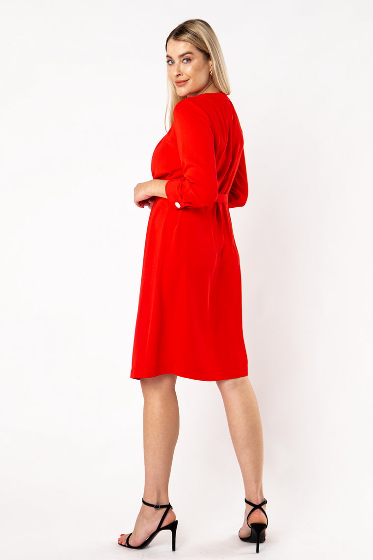 Czerwona sukienka z ozdobnymi guzikami