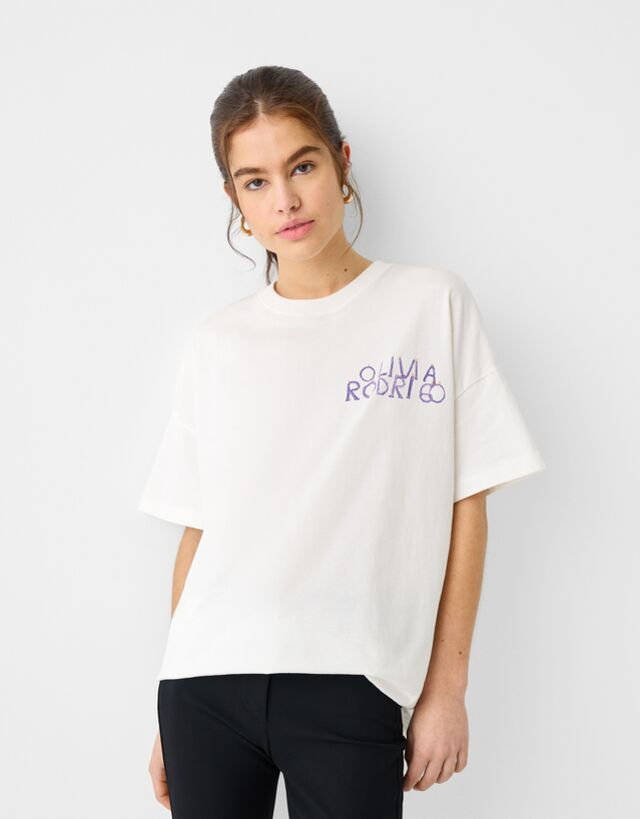 Bershka Olivia Rodrigo  Koszulka Z Krótkim Rękawem I Nadrukiem Kobieta Xs Biały Złamany