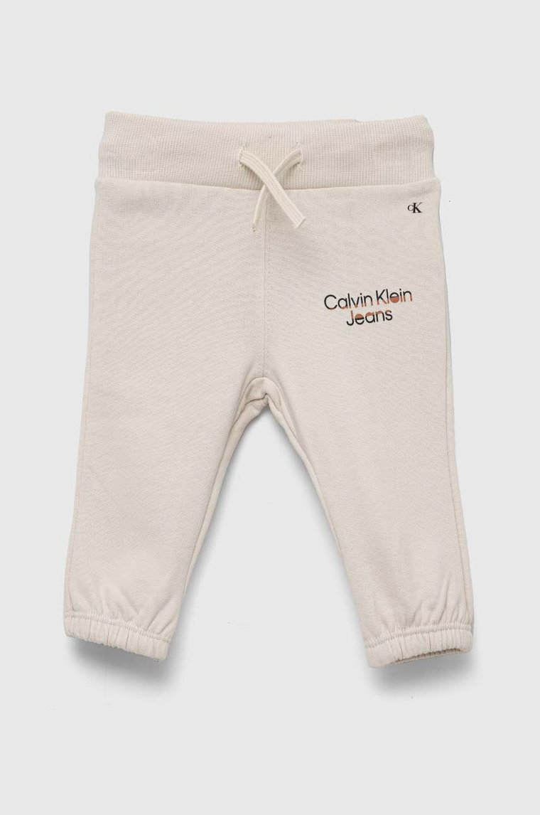Calvin Klein Jeans spodnie dresowe niemowlęce kolor beżowy gładkie
