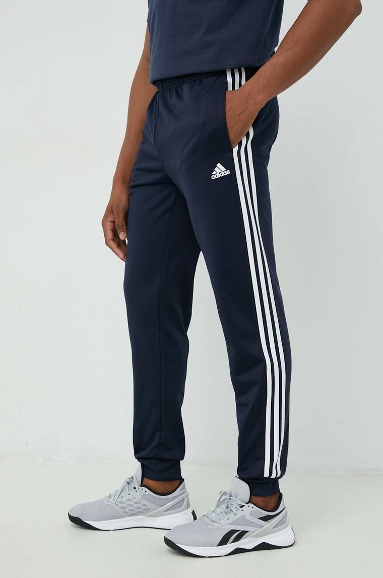 adidas spodnie dresowe męskie kolor granatowy z aplikacją  H46106