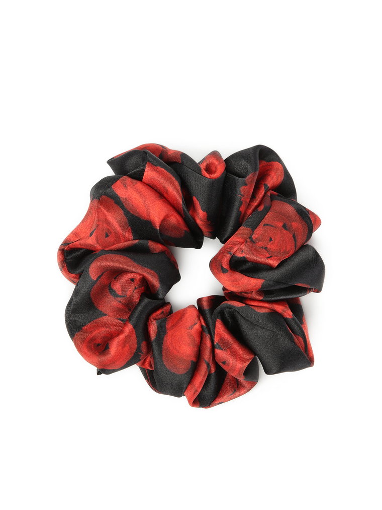 Satynowe czarne scrunchie w czerwone róże