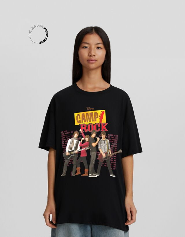 Bershka Koszulka Oversize Z Krótkim Rękawem I Nadrukiem Camp Rock Kobieta Xl Czarny