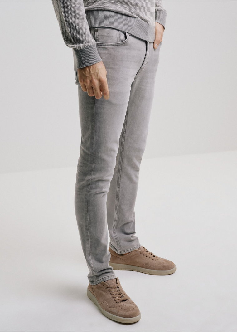 Szare spodnie jeansowe męskie