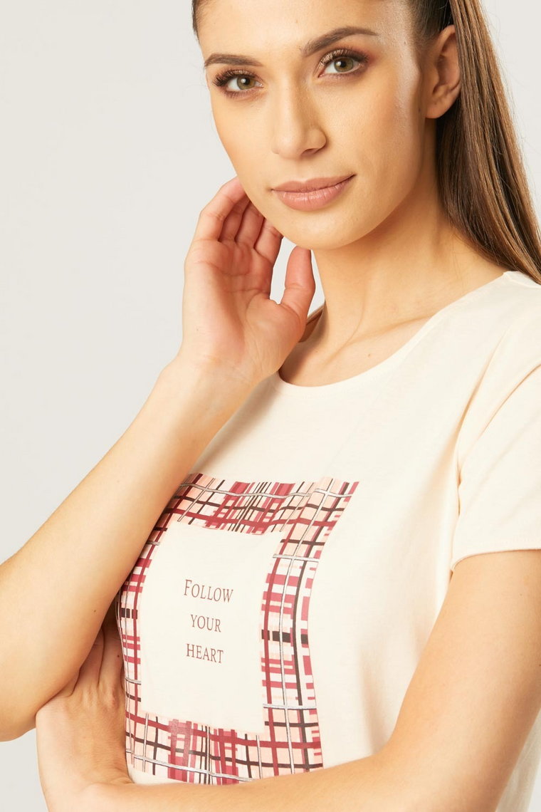 T-shirt ze wzorem i sentencją