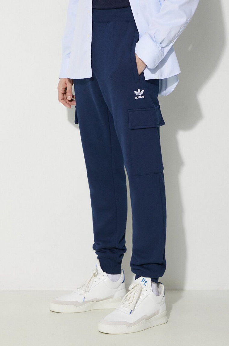 adidas Originals spodnie dresowe Trefoil Essentials Cargo Pants kolor niebieski z aplikacją IP2757