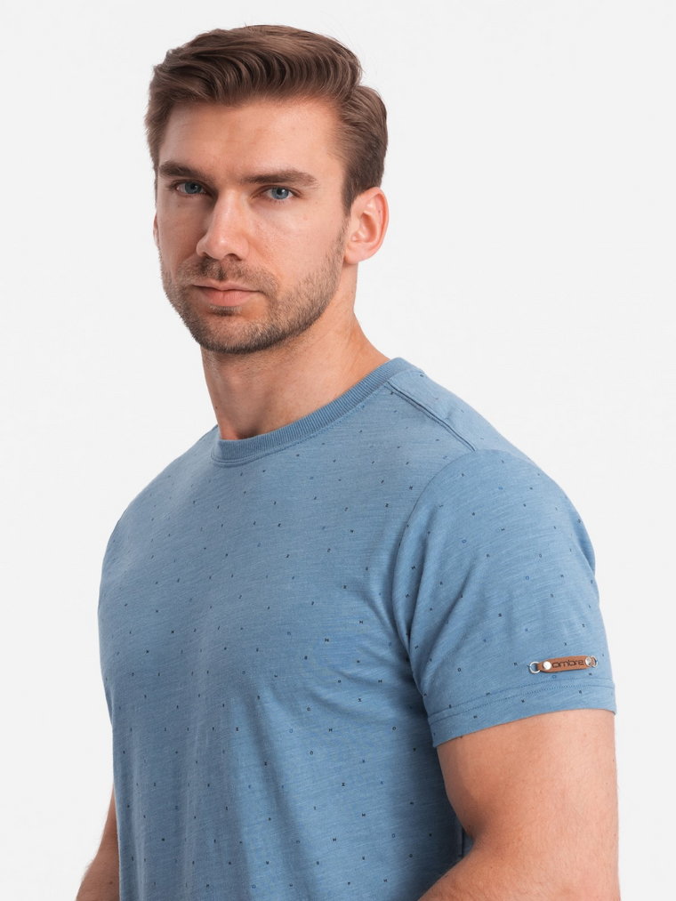 Męski t-shirt fullprint z kolorowymi literami - niebieski denim V4 OM-TSFP-0185
