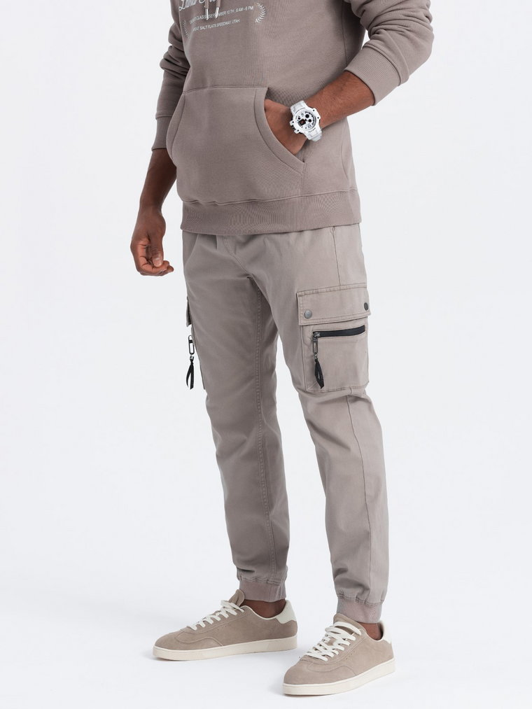 Męskie spodnie JOGGERY z zapinanymi kieszeniami cargo - ciemnobeżowe V2 OM-PAJO-0125