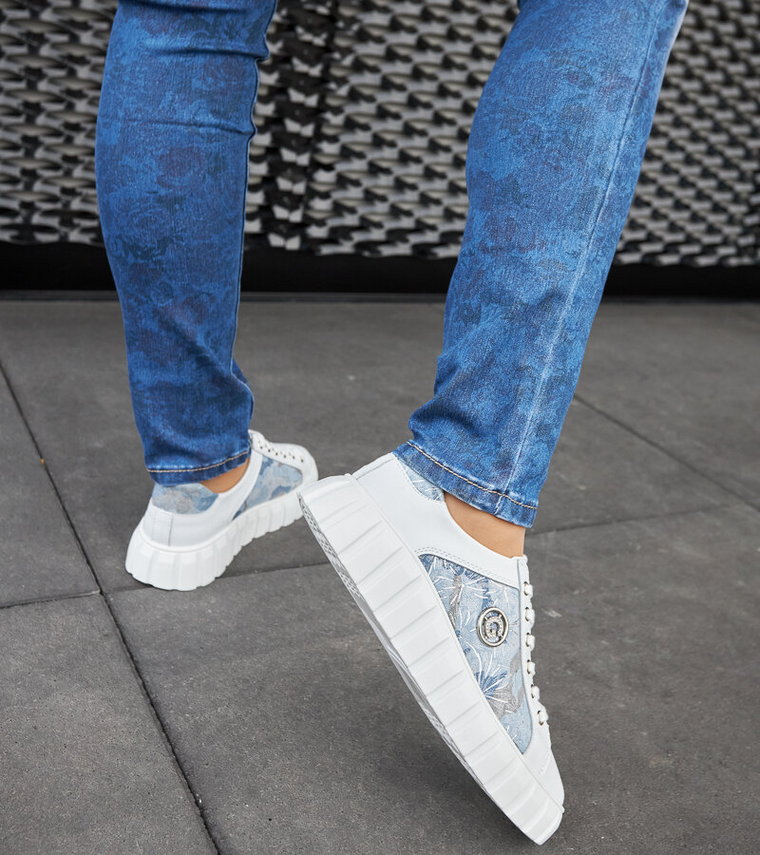 Biało-niebieskie skórzane sneakersy Stradone